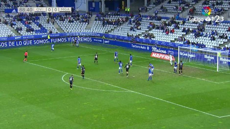 El regate de Ontiveros a Diegui Johannesson en el Real Oviedo 0 - 0 Málaga