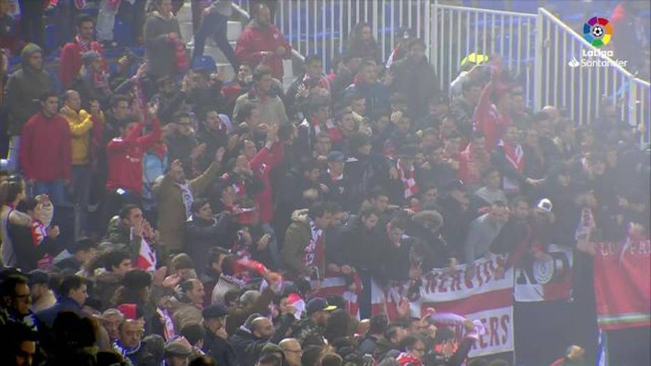 La celebración de los jugadores y la afición del Sevilla tras empatar con el Leganés