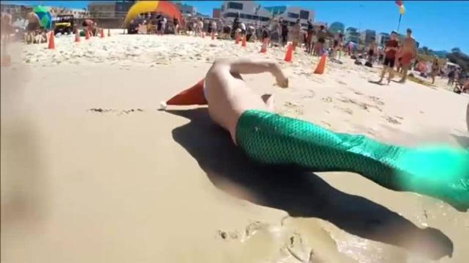 Cientos de personas celebran el día de Navidad en playa Bondi, Sídney