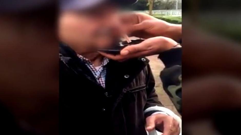 El lamentable vídeo en el que varios jóvenes incitan a una persona mayor a esnifar cocaína