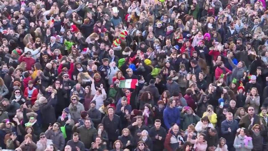 Cientos de personas se concentran en la Puerta del Sol para las 'preuvas'