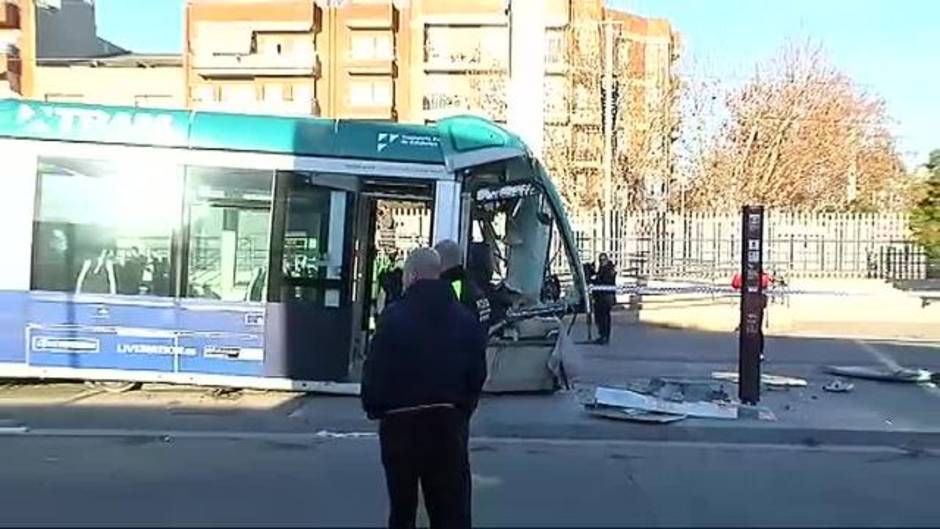 Un tranvía choca contra un poste y deja cuatro heridos en Barcelona