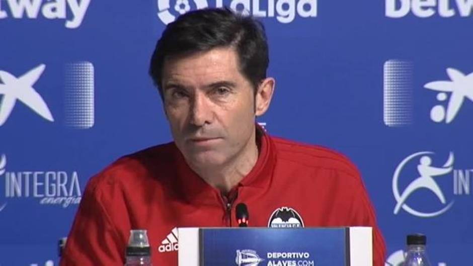 Marcelino encaja la derrota ante el Alavés pero lamenta que el terreno de juego "estaba helado" y "los jugadores parecían bailarinas intentando no caer"