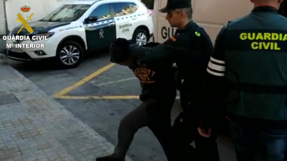 Detenida una «manada» en Callosa d'En Sarrià que drogó y violó a una joven de 19 años en Nochevieja