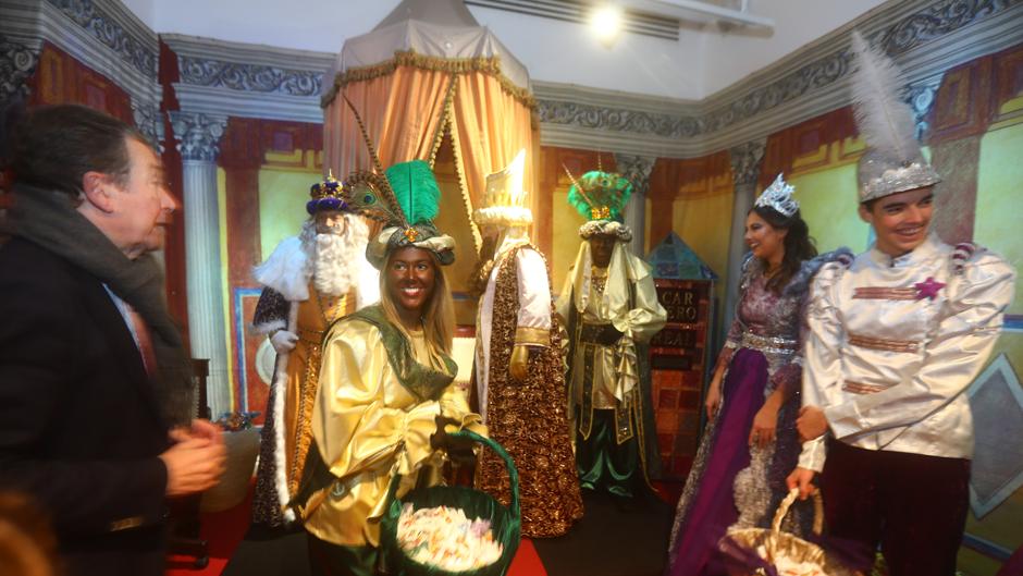 Los Reyes Magos visitan a los enfermos antes de la cabalgata