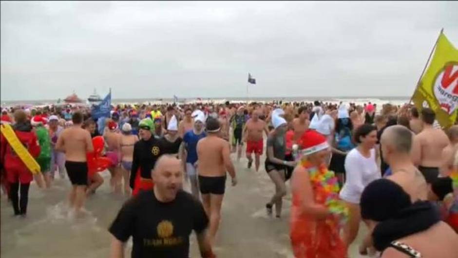 Cerca de 3.000 personas se zambullen en el Mar del Norte para celebrar el nuevo año