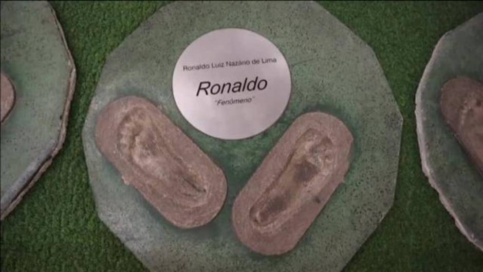 Ronaldinho en el paseo de la fama del Maracaná