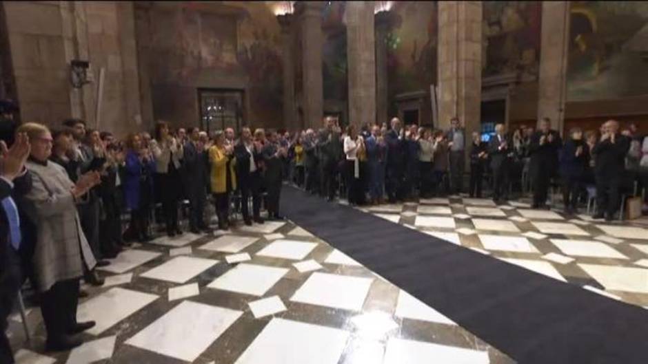 Bernat Pegueroles, marido de Carme Forcadell, recoge la Medalla d'Or de la Generalitat en nombre de su pareja