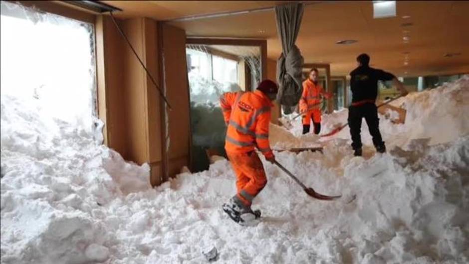 Un hotel suizo, engullido literalmente por una avalancha de nieve