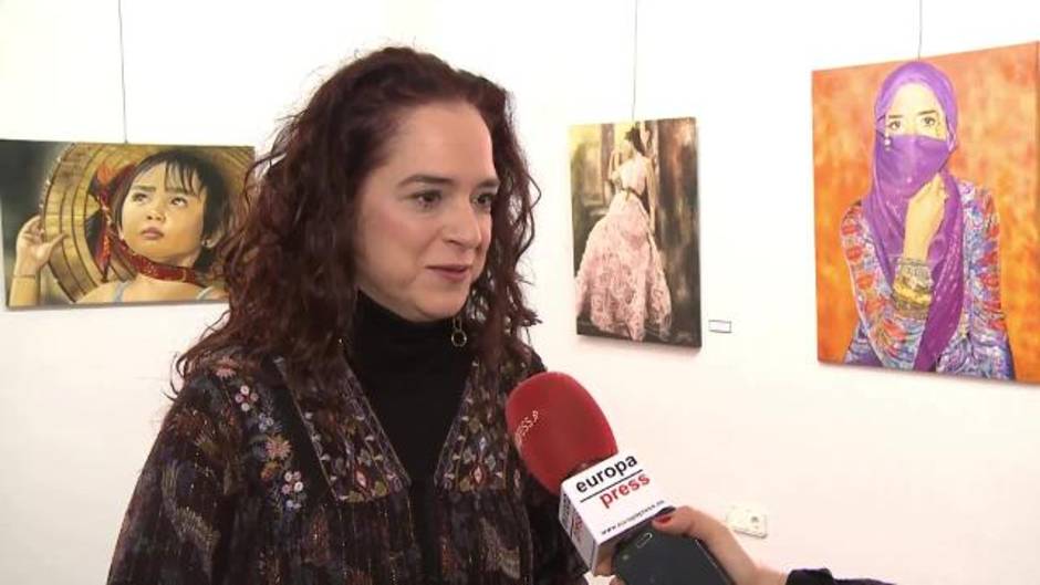 Retratos femeninos en una exposición pictórica en Mérida