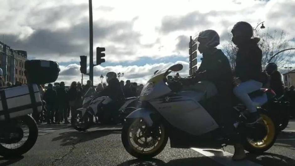 Miles de motos rugen en el desfile de banderas de Pingüinos