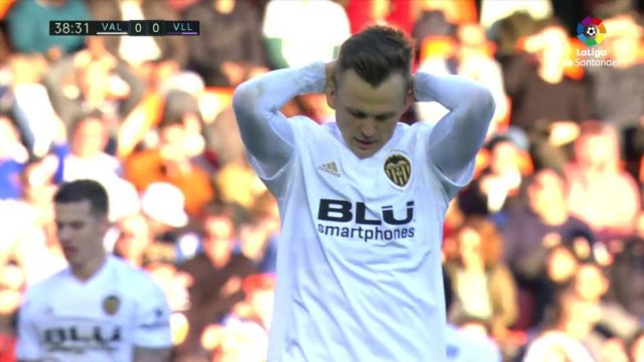 Denis Cheryshev falla una ocasión clara en el Valencia 1-1 Valladolid