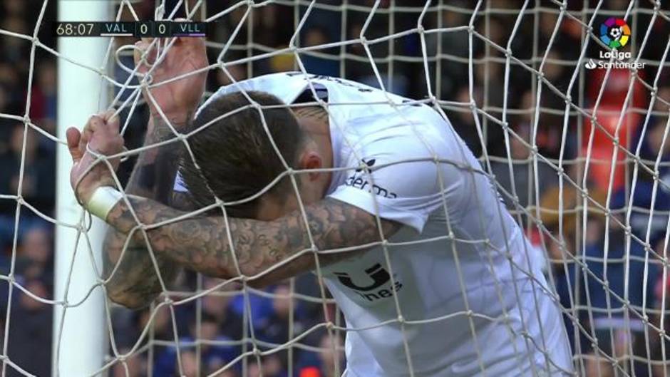 Santi Mina falla una clara ocasión en el Valencia 1-1 Valladolid