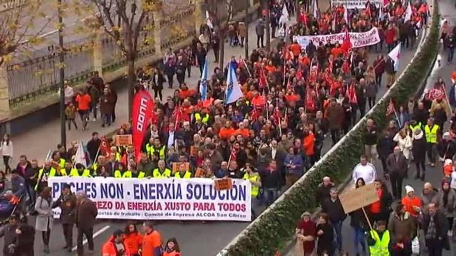 Miles de personas salen a la calle en A Coruña para tratar de parar el cierre de Alcoa