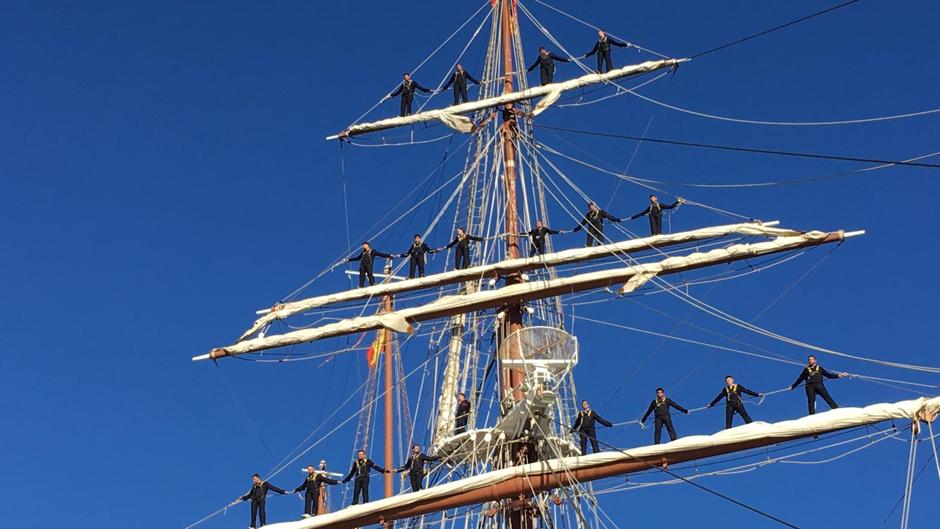 Cádiz se vuelca en la despedida al Elcano