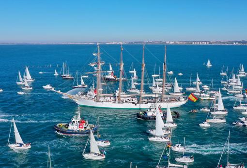 Casi medio centenar de barcos acompañaron al Elcano.