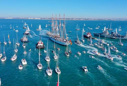 Espectacular imagen del Elcano rodeado de embarcaciones a su salida.