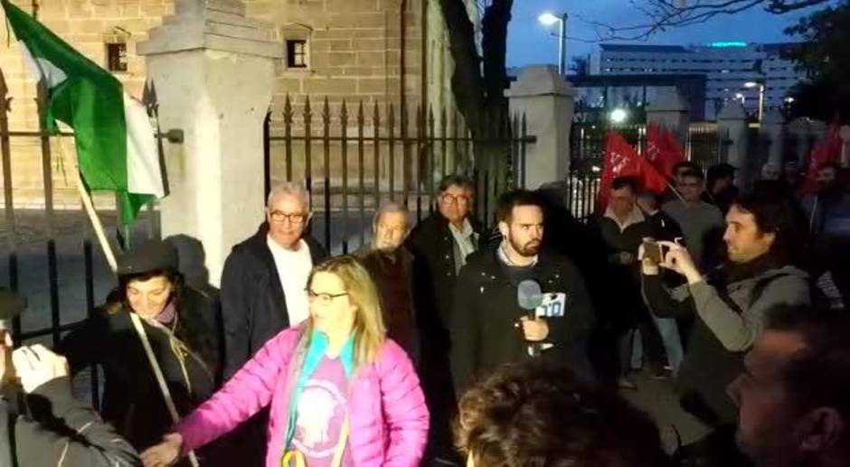 Concentración ante las puertas del Parlamento de Andalucía