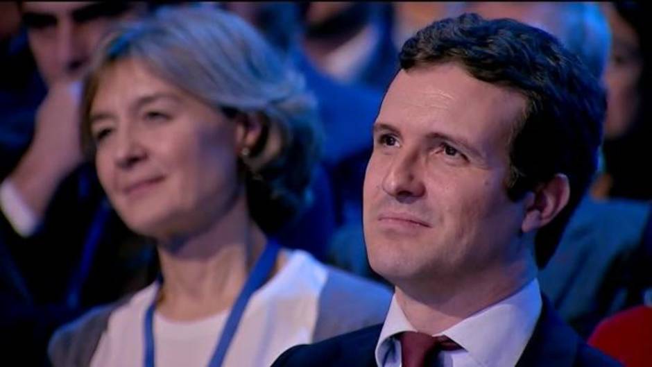 Aznar encumbra a Casado: "Es un líder como un castillo"