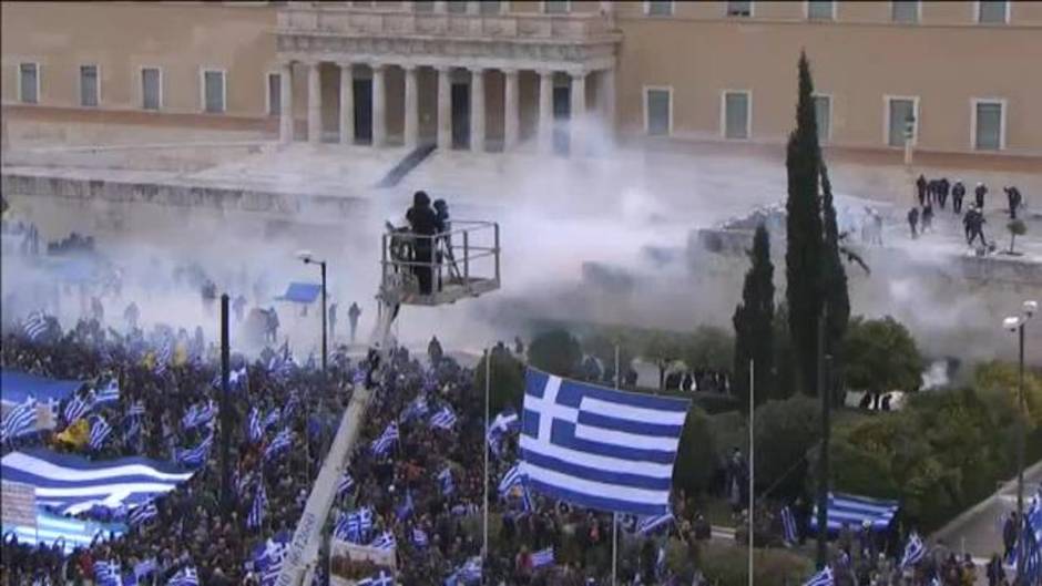 Batalla campal en Atenas en contra del acuerdo con Macedonia