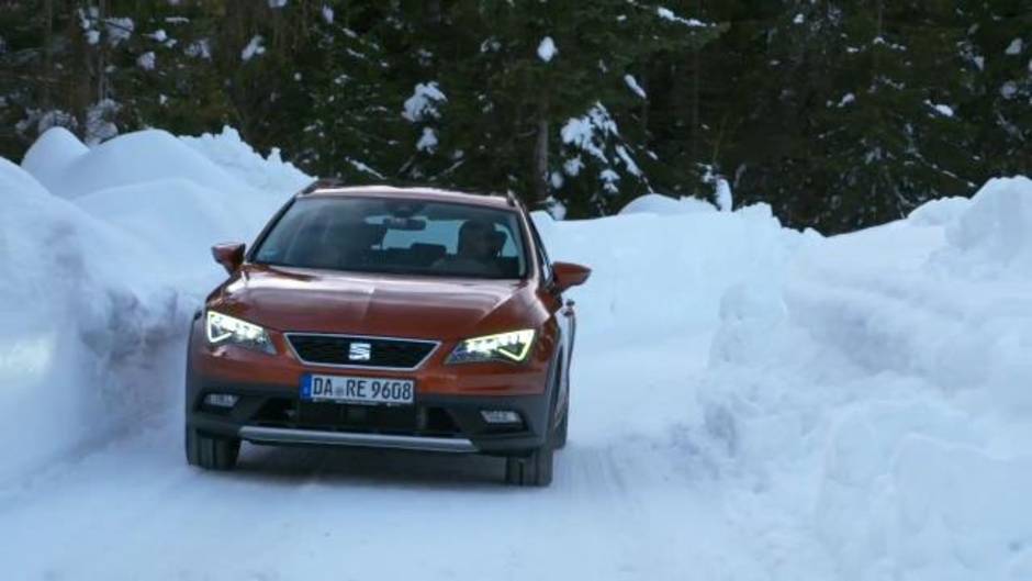 Cómo conducir sobre nieve, explicado por un piloto profesional