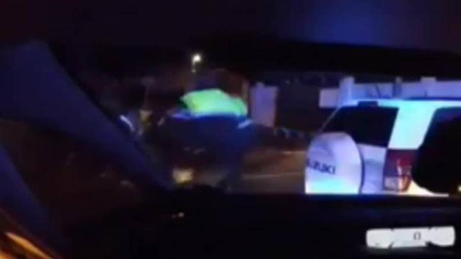 Dos conductores ebrios se duermen al volante tras huir de la policía