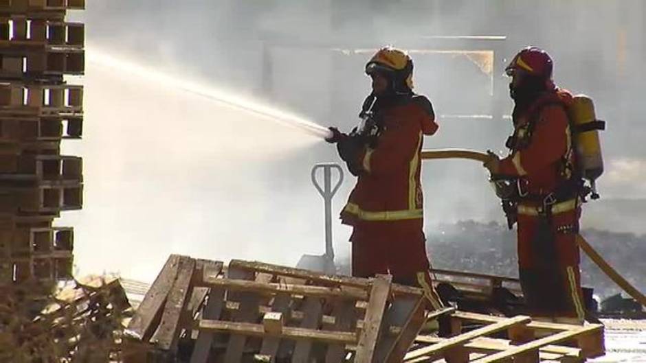 Un incendio calcina una nave industrial en Valencia