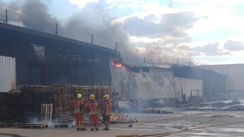 Aparatoso incendio en una industria de Manises con tres heridos