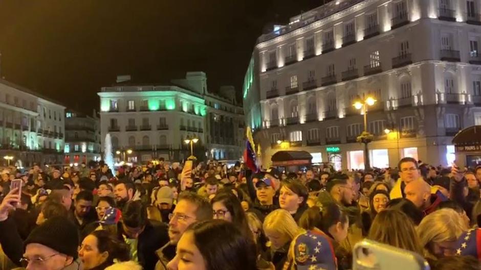 Miles de venezolanos celebran en Madrid la proclamación de Guaidó como «presidente encargado» de Venezuela