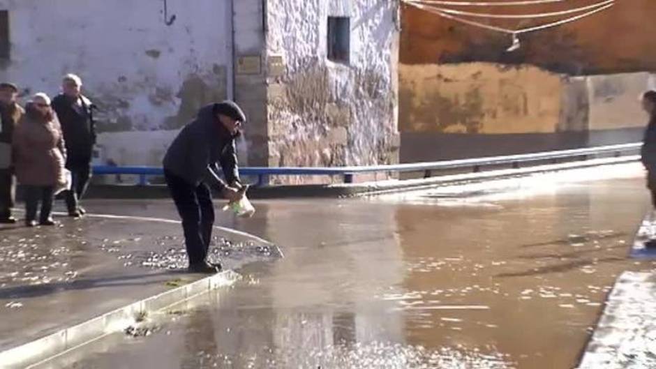 Recogen peces a mano en plena calle en Miranda de Ebro (Burgos)