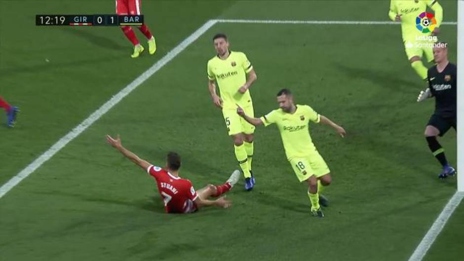 Stuani reclamó penalti por un agarrón de Jordi Alba dentro del área