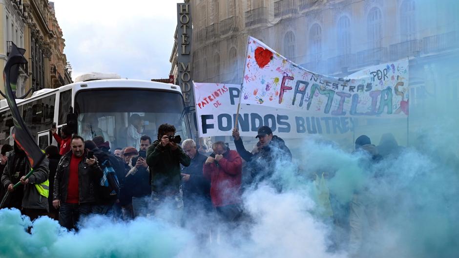 Los taxistas trasladan su protesta a la Puerta del Sol