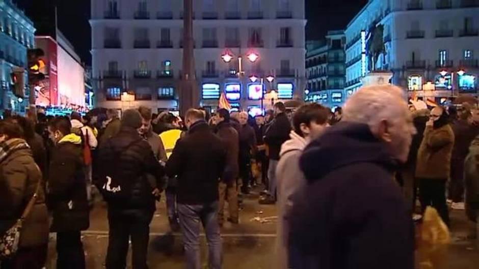 Los taxistas madrileños acampan en la Puerta del Sol frente a la Presidencia de la Comunidad de Madrid