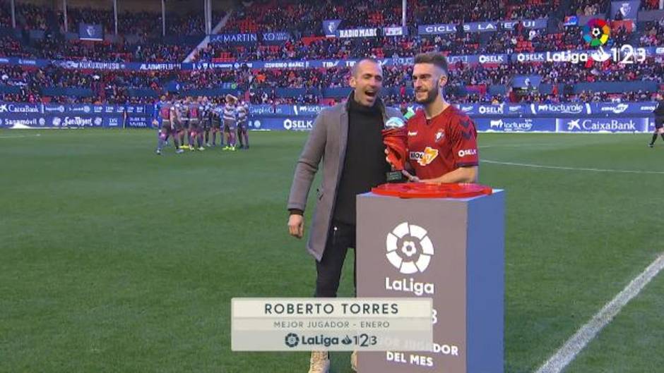 Roberto Torres recibe el galardón de Mejor Jugador de LaLiga 1|2|3 en enero