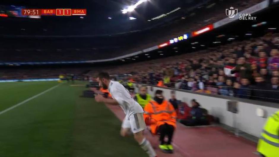 Dani Carvajal sufrió un peligroso resbalón contra la valla del Camp Nou