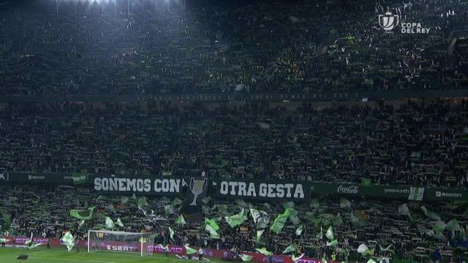 El público del Benito Villamarín cantó con fuerza el himno del Betis antes del partido ante el Valencia