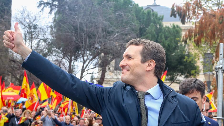 Baño de masas de Pablo Casado en la concentración de Colón