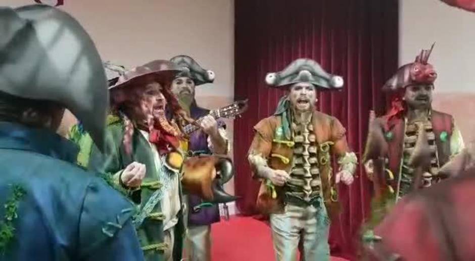 La chirigota de Manolito Santander canta un pasodoble en camerinos antes de salir a actuar en el Falla