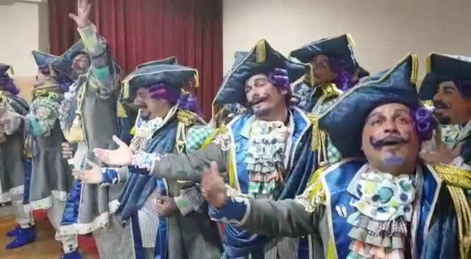 Presentación en camerinos de la comparsa 'El marqués de Cádiz', de los hermanos Carapapa.