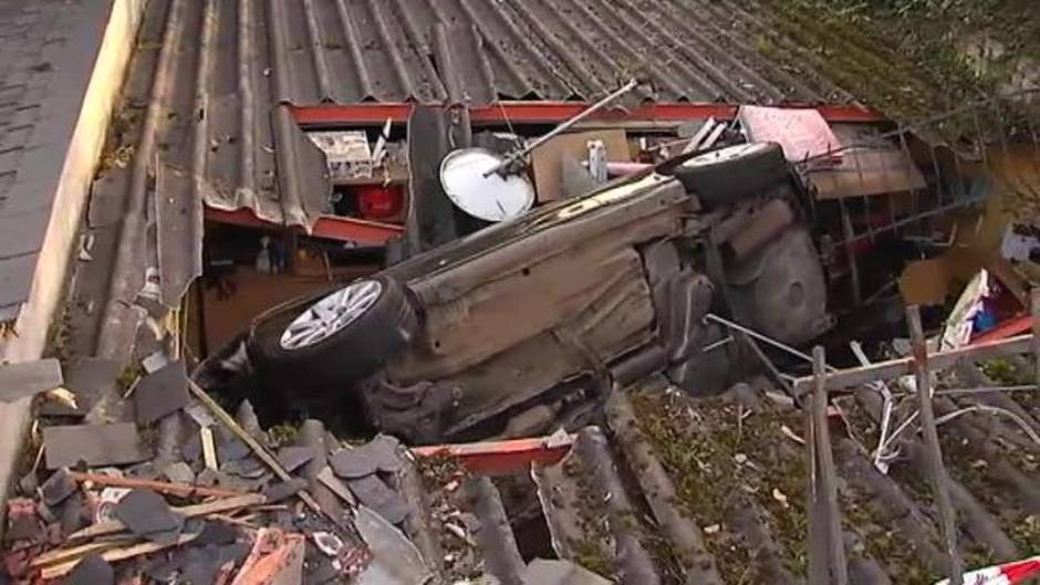 Un coche acaba empotrándose contra el tejado en la localidad de Betanzos