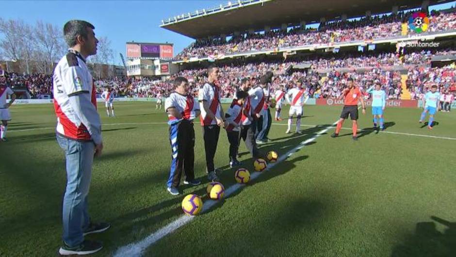 Los «Campeones» del cine español hacen el saque de honor en el Rayo Vallecano 0-1 Atlético