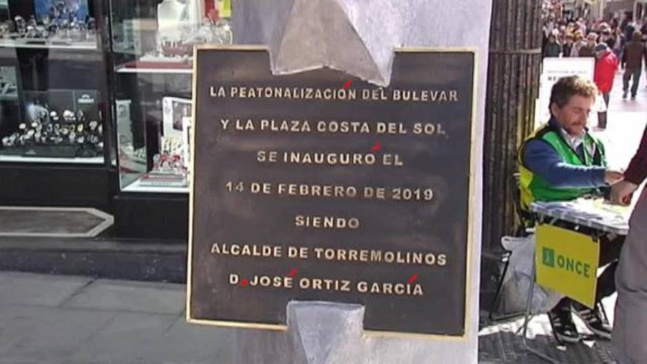 Polémica ortográfica en Torremolinos porque las placas que conmemoran una nueva zona peatonal están plagadas de faltas