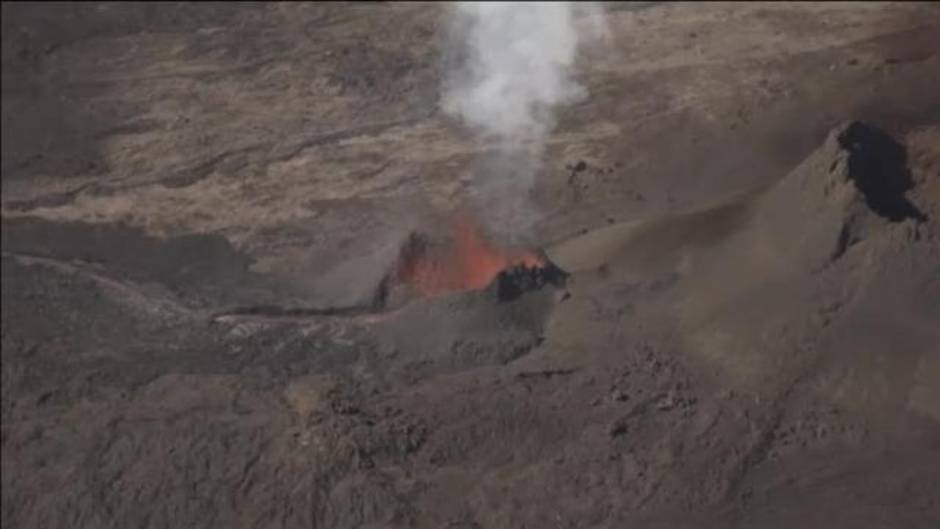 Espectacular erupción del volcán Pitón de la Fourniase en la Isla de la Reunión