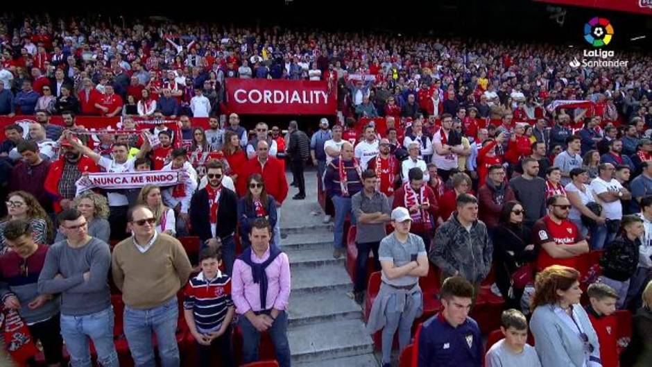 Emotivo minuto de silencio en el Sevilla-Barcelona