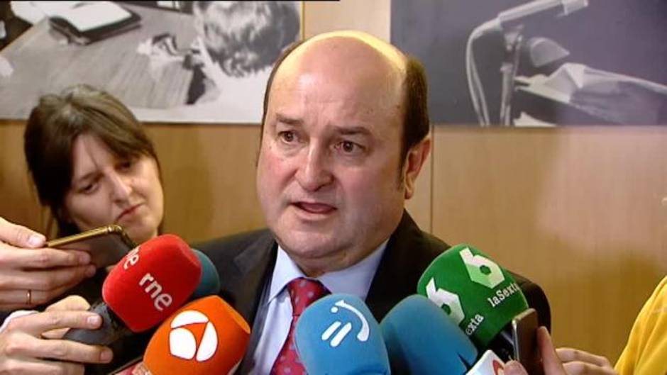 Ikurriña a media asta y con crespón negro en Sabin Etxea en Bilbao por la muerte de Arzalluz