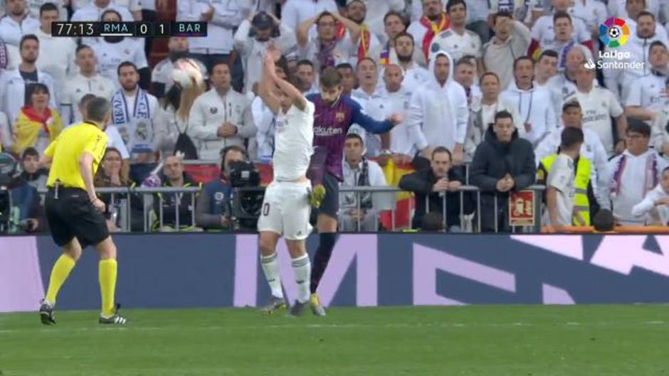 Caída de Asensio en el área ante Piqué en el Real Madrid 0-1 Barcelona