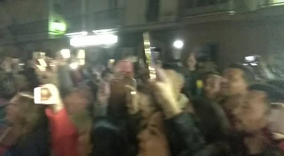 La chirigota de Sevilla, 'Los Daddy cadi' cantan a la salida del Falla tras actuar en la gran final