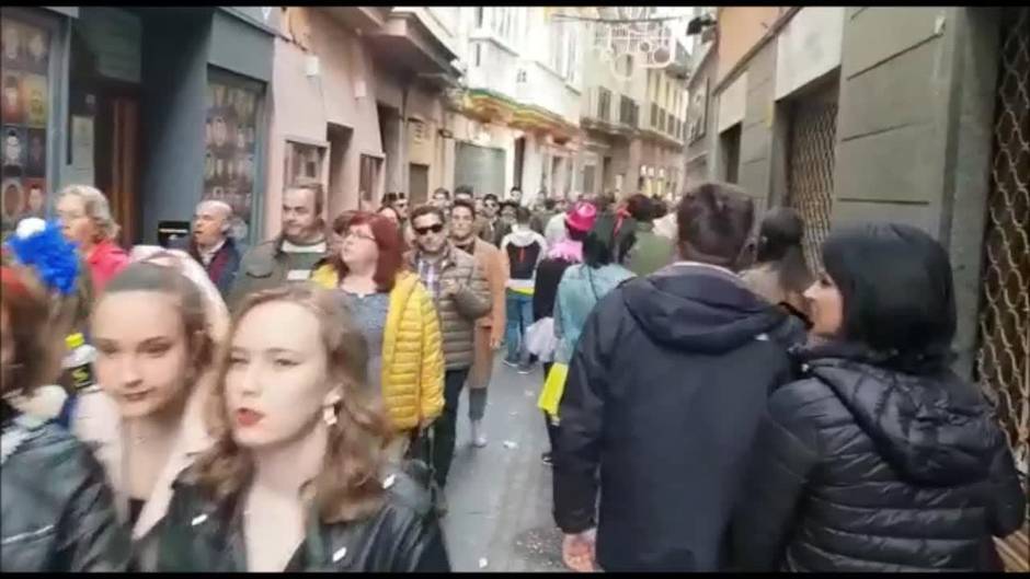 Ambiente por las calles del centro de Cádiz durante la tarde del sábado de Carnaval