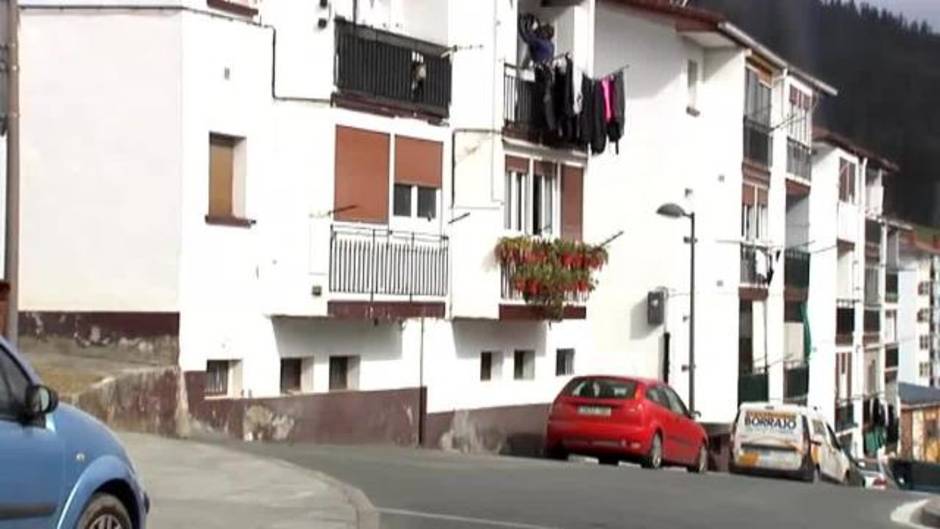 Abandonan a una recién nacida debajo de un coche