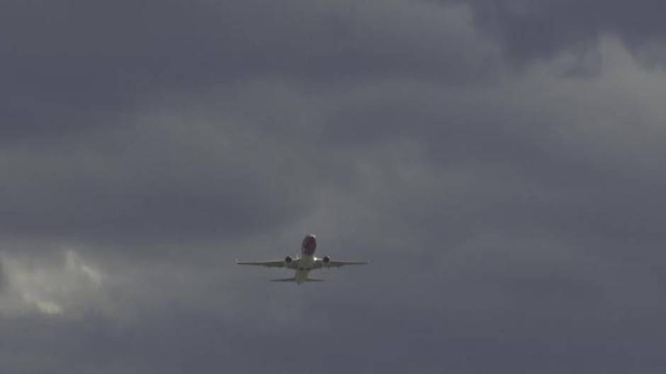 Desviados tres vuelos de Loiu (Bizkaia) por el viento